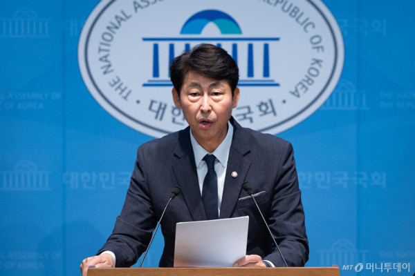 이훈기 더불어민주당 의원이 지난 8월5일 서울 여의도 국회 소통관에서 재정경제부 주가누르기 방지법 전면재검토 촉구 및 주가누르기 방지법 대표발의 기자회견을 하고 있다./사진=뉴스1