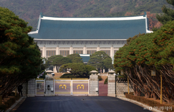 [서울=뉴시스] 홍효식 기자 = 24일 서울 종로구 청와대 전경.  대통령실이 다음 달 중순부터 시설·보안 점검 상태와 부서별 준비 상황에 맞춰 청와대로 순차 이전한다. 대통령실 관계자는 