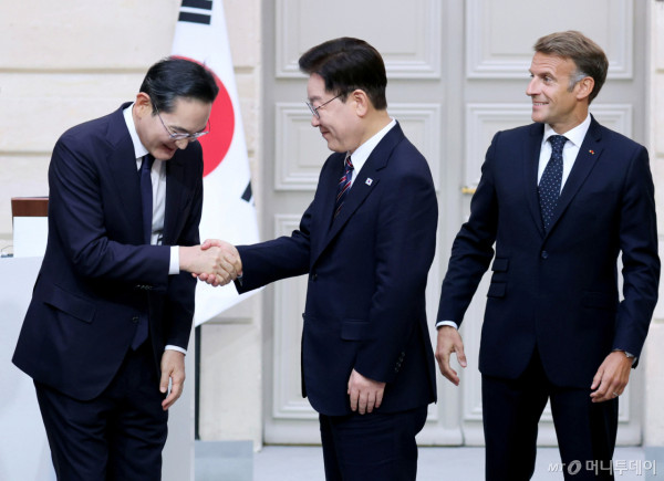 [파리=뉴시스] 조성봉 기자 = 이재명 대통령이 이재용 삼성전자 회장과 8일(현지 시간) 프랑스 파리 엘리제궁에서 삼성전자-미스트랄AI 투자협약을 마친 뒤 악수를 하고 있다. 오른쪽은 에마뉘엘 마크롱 대통령. 026.09.08. suncho21@newsis.com /사진=김진아