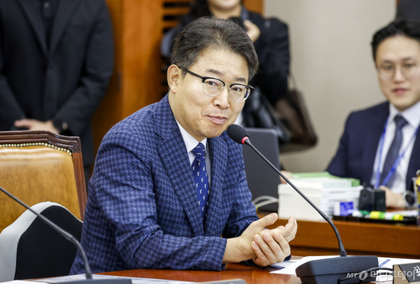 [서울=뉴시스] 정병혁 기자 = 최기상 국회 기후에너지환경노동위원회 여당 간사가 8일 서울 여의도 국회에서 열린 전체회의에서 인사말을 하고 있다. 2026.09.08. jhope@newsis.com /사진=정병혁